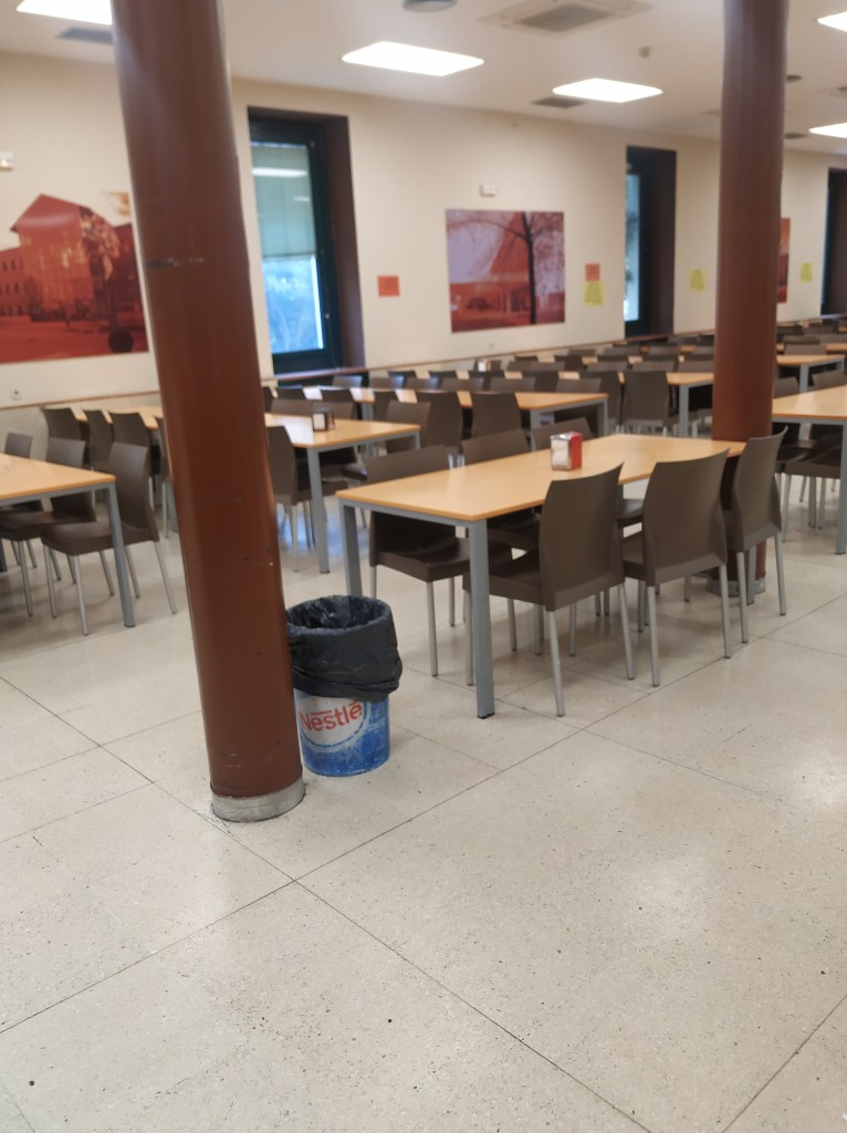 Mesas del restaurante de la URJC Vicálvaro