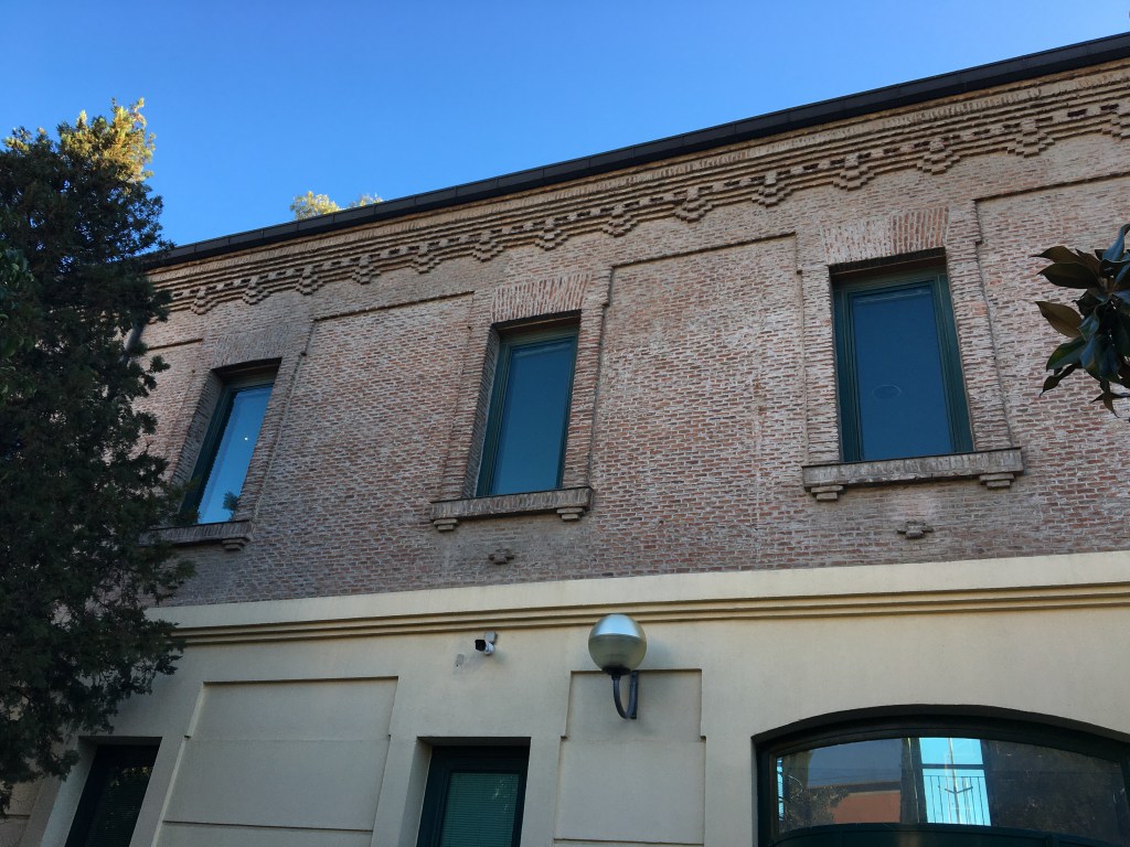 Entrada del Edificio de Gestión situada de cara al Aulario