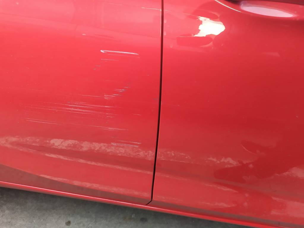 Consecuencia del mal estacionanmiento de los vehículos en el parking del Campus de Vicálvaro.