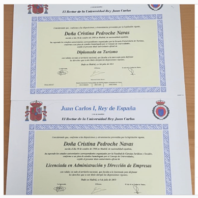 Fotografía de Cristina Pedroche en Instagram enseñando sus títulos de Administración y Dirección de Empresas y Turismo